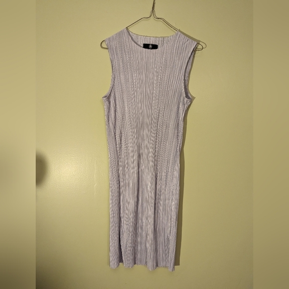 MISSGUIDED Plisse pleated sleeveless mini dress in silver grey - Picture 7 of 8